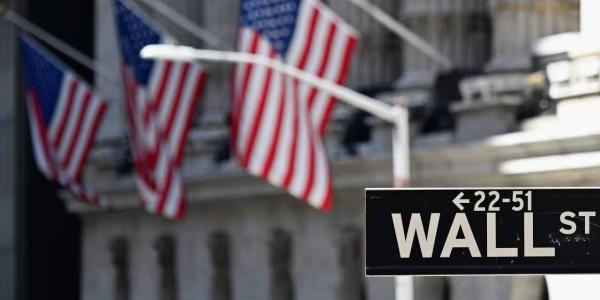 وول ستريت تغلق منخفضة مع تراجع آمال خفض الفائدة