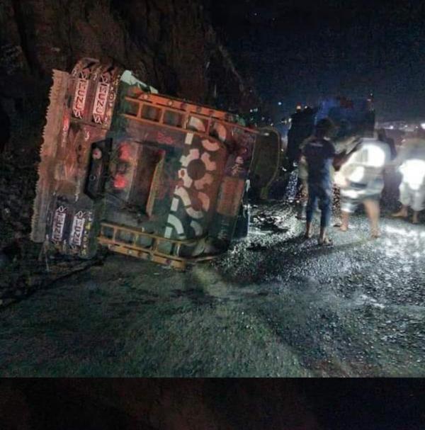 انقلاب ناقلة نفط تسبب في قطع طريق التربة ـ تعز