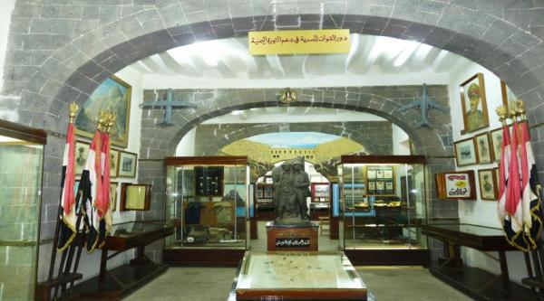 ازالة صور الرموز الوطنية منهجية حوثية لمحو الجمهورية وطمس التاريخ