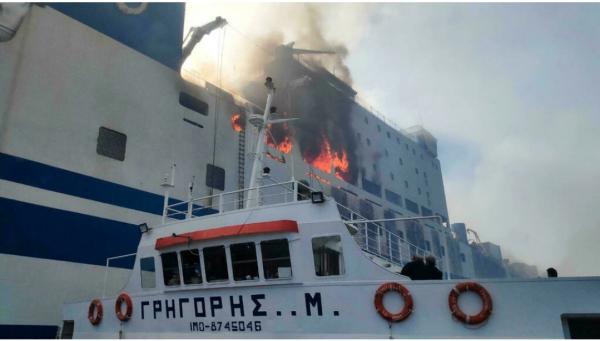 تواصل الاحد عمليات البحث عن 12 مفقودا بعد حريق العبارة قبالة اليونان