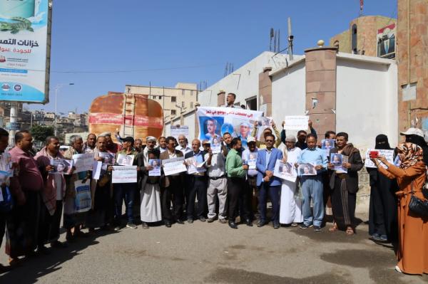 محتجون يطالبون بالإفراج عن مختطفين بتعز 