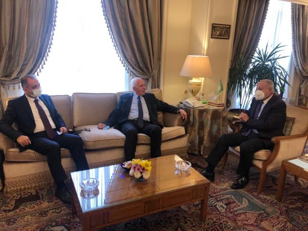 الأحمد يطلع أبو الغيط على آخر التطورات السياسية والمستجدات بفلسطين 