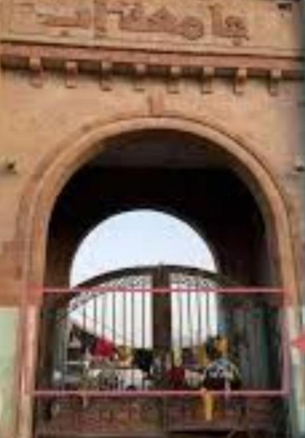 سراويل الحراسة الحوثية على بوابة جامعة إب تثير الغضب