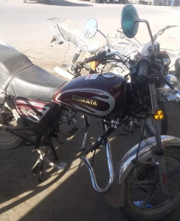 في صنعاء.. مسلحون يطعنون شابا لسرقة دراجته النارية 