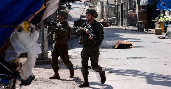 بعد تفجيرات الحافلات.. وزير الدفاع الإسرائيلي "يتوعد الضفة"