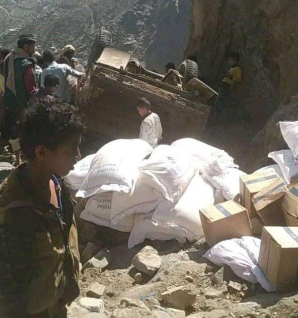 انقلاب سيارة تحمل مساعدات انسانية في جبل سامع بتعز 