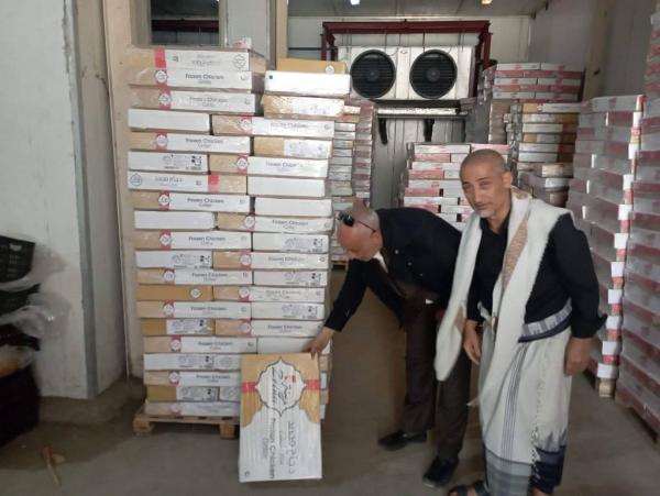 مسالخ تعز تتلف دجاجا مجمدا مجهول المصدر