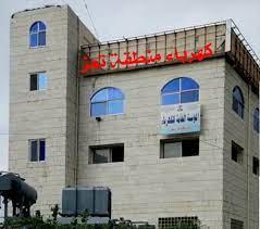 موظفو كهرباء تعز يتظاهرون ضد تعسف المالية بتأخير رواتبهم