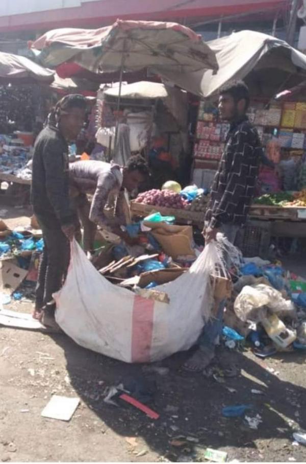 قيادات حوثية بتعز تهدد عمال النظافة المطالبين برواتبهم بالحبس والفصل 