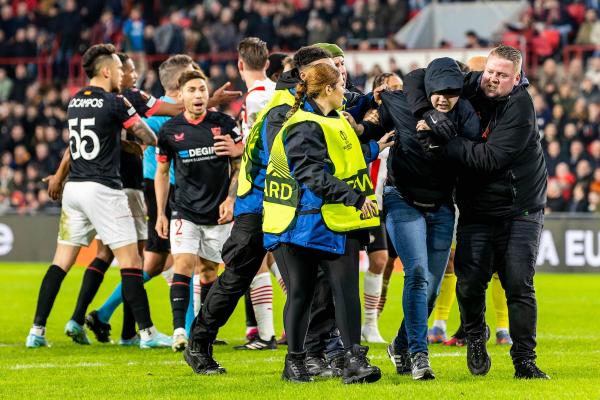 «يويفا» يحقق في واقعة اعتداء أحد مشجعي أيندهوفن على حارس مرمى أشبيلية