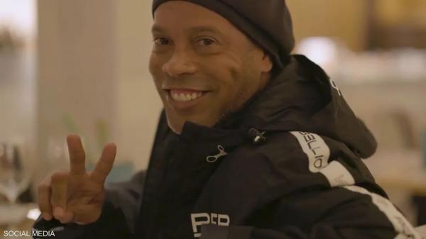 مفاجأة مدوية.. بيكيه يعيد رونالدينو لعالم الكرة