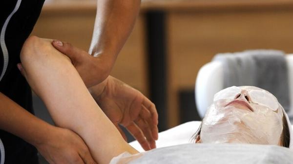 كريم روسي من بروتينات العنكبوت ودودة القز لمعالجة البشرة وتجديد شبابها  