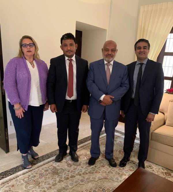 محافظ الحديدة يلتقي نائب رئيس البعثة ومسئول الشؤون السياسية العسكرية بالسفارة الأمريكية لدى اليمن