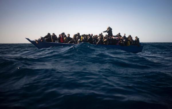 المركب انشطر إلى نصفين.. مقتل 40 مهاجراً قرب السواحل الإيطالية