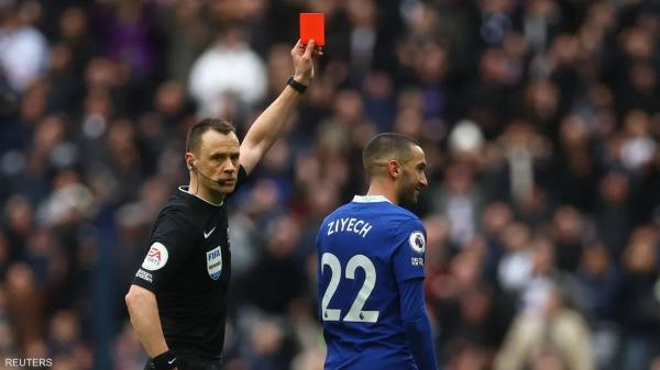 واقعة غريبة في "ديربي لندن".. طرد زياش ثم إعادته للملعب