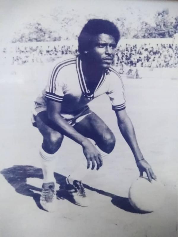 جثمان نجم الشعلة السابق الكاتبن خميس غالب يصل اليوم عدن