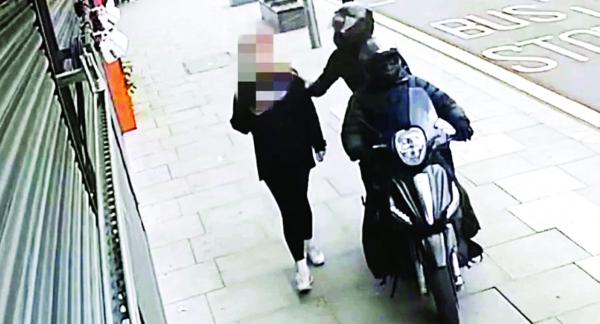 لصوص مختصون بسرقة سماعات الأذن