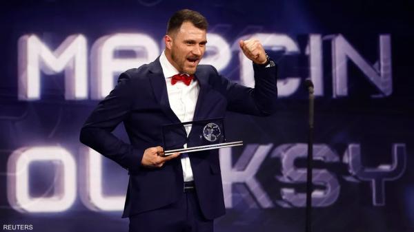 بقدم واحدة.. لاعب بولندي يصنع التاريخ وينال جائزة بوشكاش