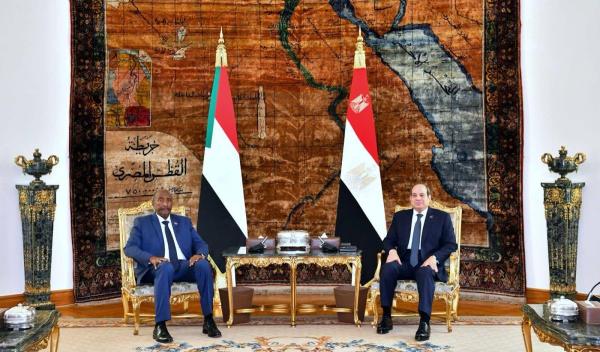 البرهان في القاهرة وحميدتي في طرابلس... ما أهداف الزيارتين؟