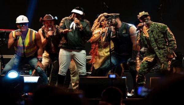 "فيليدج بيبول" تبهر زوار إكسبو 2020 دبي بموسيقى الزمن الجميل