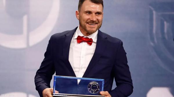 "أوليكسي الطائر": أدعو ليفاندوفسكي ليتعلم مني تسجيل الأهداف