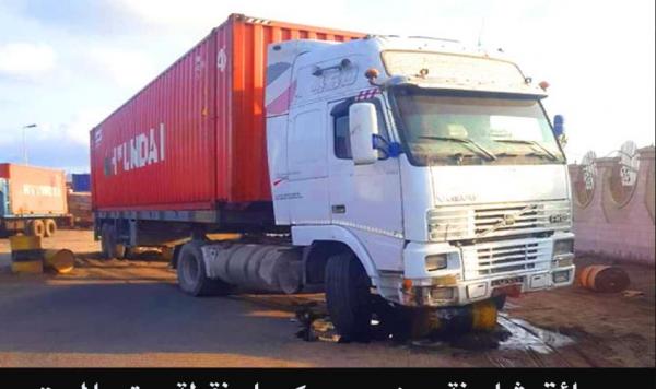 القبض على سائق شاحنة بعد دهسه رجل أمن في المنطقة الحرة بعدن