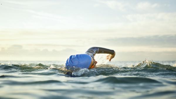 أيهما أكثر أمنا.. السباحة في البحر أم في المسبح؟