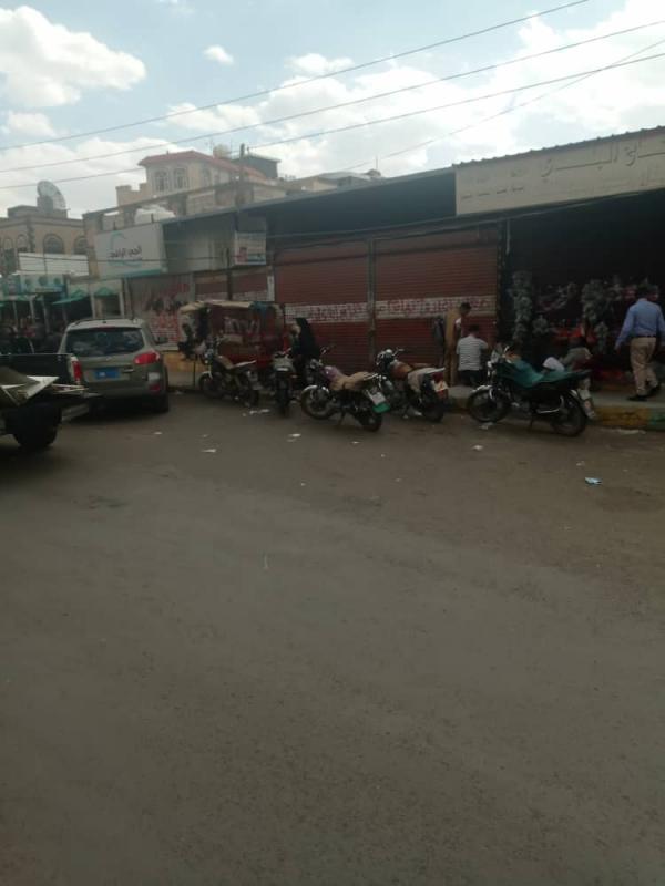 عصابة الحوثي تغلق سوقا للقات في شارع إيران وتطالب مالكه بـ50 مليونا