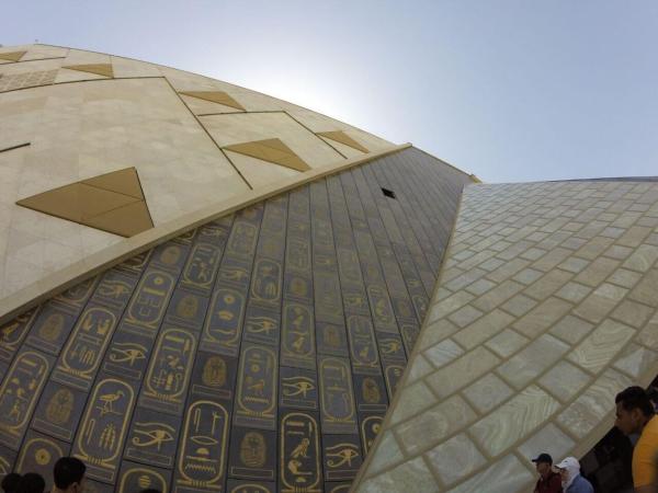 مصر.. مصورة روسية ترصد "أمرا مثيرا" في واجهة المتحف المصري الكبير