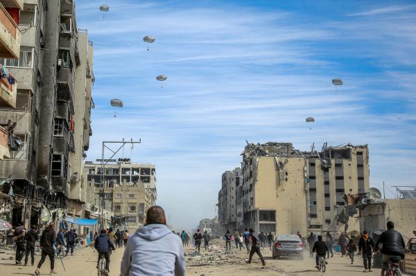 كيف ستقوم الولايات المتحدة بإسقاط مساعدات جوية لغزة؟