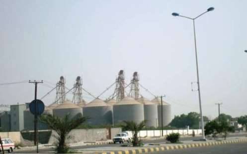 محاولة إتلاف كميات القمح المتبقية.. المليشيات الحوثية تعاود استهداف مطاحن البحر الأحمر في مدينة الحديدة