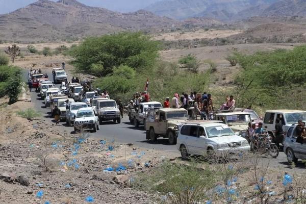 قوات أمنية في الكدحة تمنع الشاحنات من المرور إلى المخا