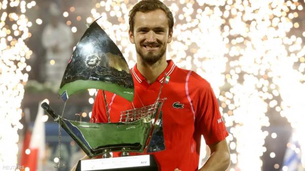 ميدفيديف يهزم صديقه روبليف ويحرز لقب بطولة دبي للتنس