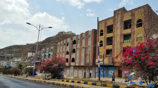 عصابة الحوثي تشرد أسرا نازحة في العراء بالحوبان