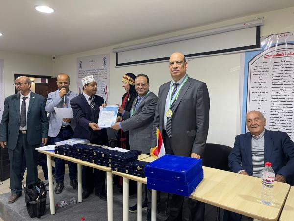 العربى للثقافة والإبداع يكرم الدكتور / طة الهمداني