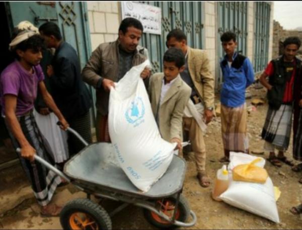 مواطنون: عصابة الحوثي تتعمد إهانتنا بالسلال الغذائية