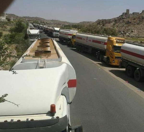 عصابات مسلحة تقطع خط صافر بمأرب وتنهب قاطرات النفط