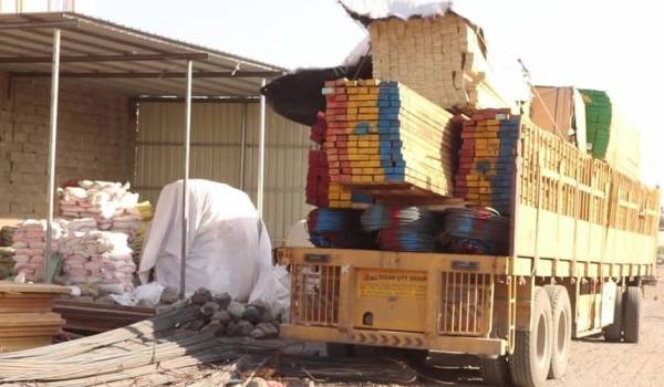 المخا.. الطلب المتزايد على أدوات البناء يفتح محلات جديدة وأول معرض للسراميك 