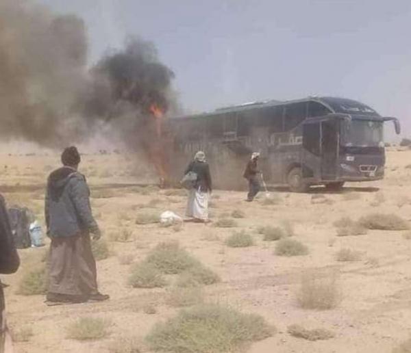 احتراق باص نقل جماعي على خط مأرب ــ الجوف 