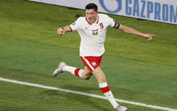 ليفاندوفسكي يفسخ عقد الرعاية مع شركة هواوي