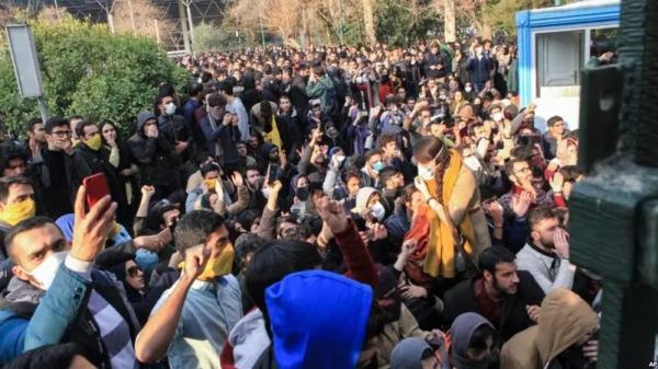 احتجوا على تسميم الفتيات.. الباسيج يهاجم طلابا في طهران