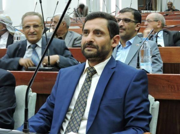 النائب بشر يفضح عصابة الحوثي ومتاجرتها بالمساعدات الإغاثة 