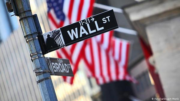 بعد التلويح برفع سعر الفائدة.. وول ستريت تغلق على انخفاض حاد