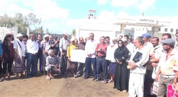 دعوات إلى إيقاف التعسفات بحق الموظفين النازحين 