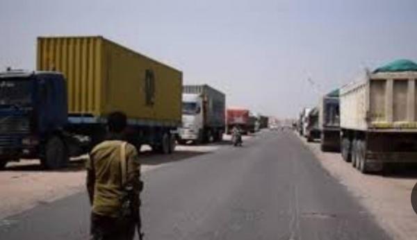 سائقو النقل بالحديدة يتهمون هيئة حوثية بمصادرة مخصصهم من الديزل ونهبهم 