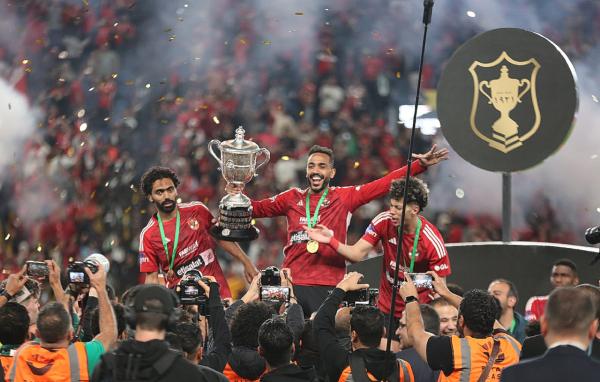 الأهلي يتوج بكأس مصر بفوزه على الزمالك بثنائية في الوقت القاتل