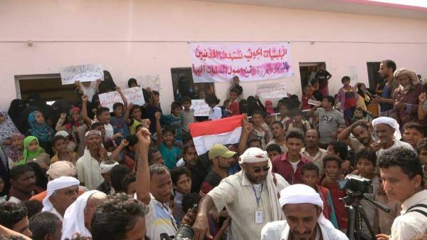 الحديدة.. وقفة احتجاجية لأبناء مدينة الدريهمي تندد بجرائم الحوثي واتخاذه المدنيين دروعا بشرية