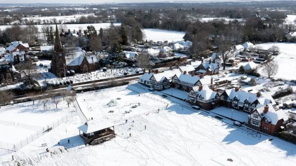 العواصف تغلق مدارس وتعطل الطيران والقطارات في بريطانيا