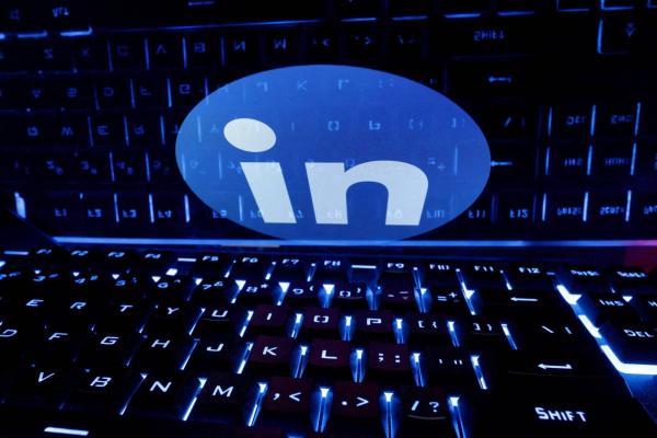 كيف يؤثر تعزيز «لينكد إن» لخدمات الأخبار على الإعلام؟