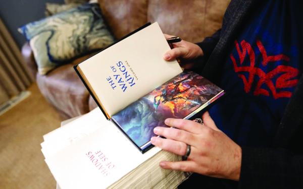 حملة عبر الإنترنت حقق عبرها صفقة تاريخية الروائي الأمريكي ساندرسون يجمع 15.4 مليون دولار في 24 ساعة